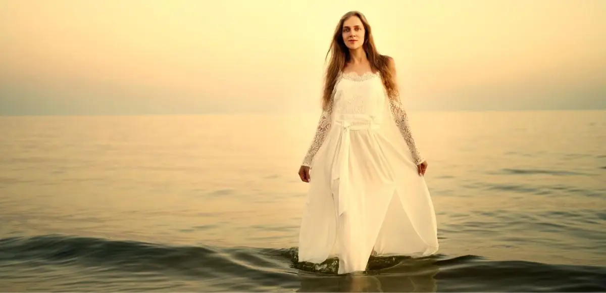 Donna che emerge dal mare